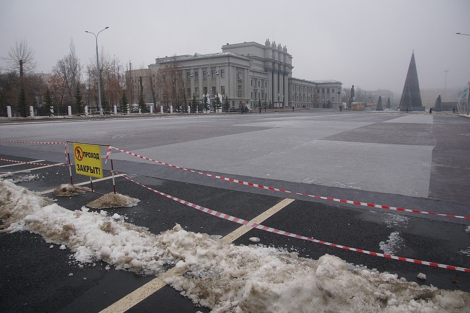 Часть площади закрыли, чтобы залить каток Фото: Светлана МАКОВЕЕВА