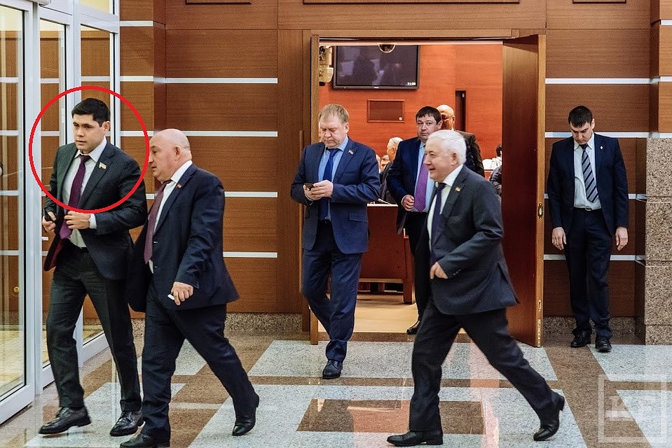 На борту самолета находились четыре человека