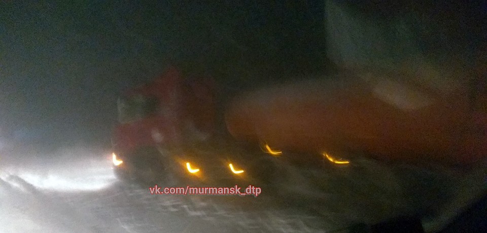 Бензовоз сложился на на трассе "Кола". Фото: Мурманск ДТП ЧП