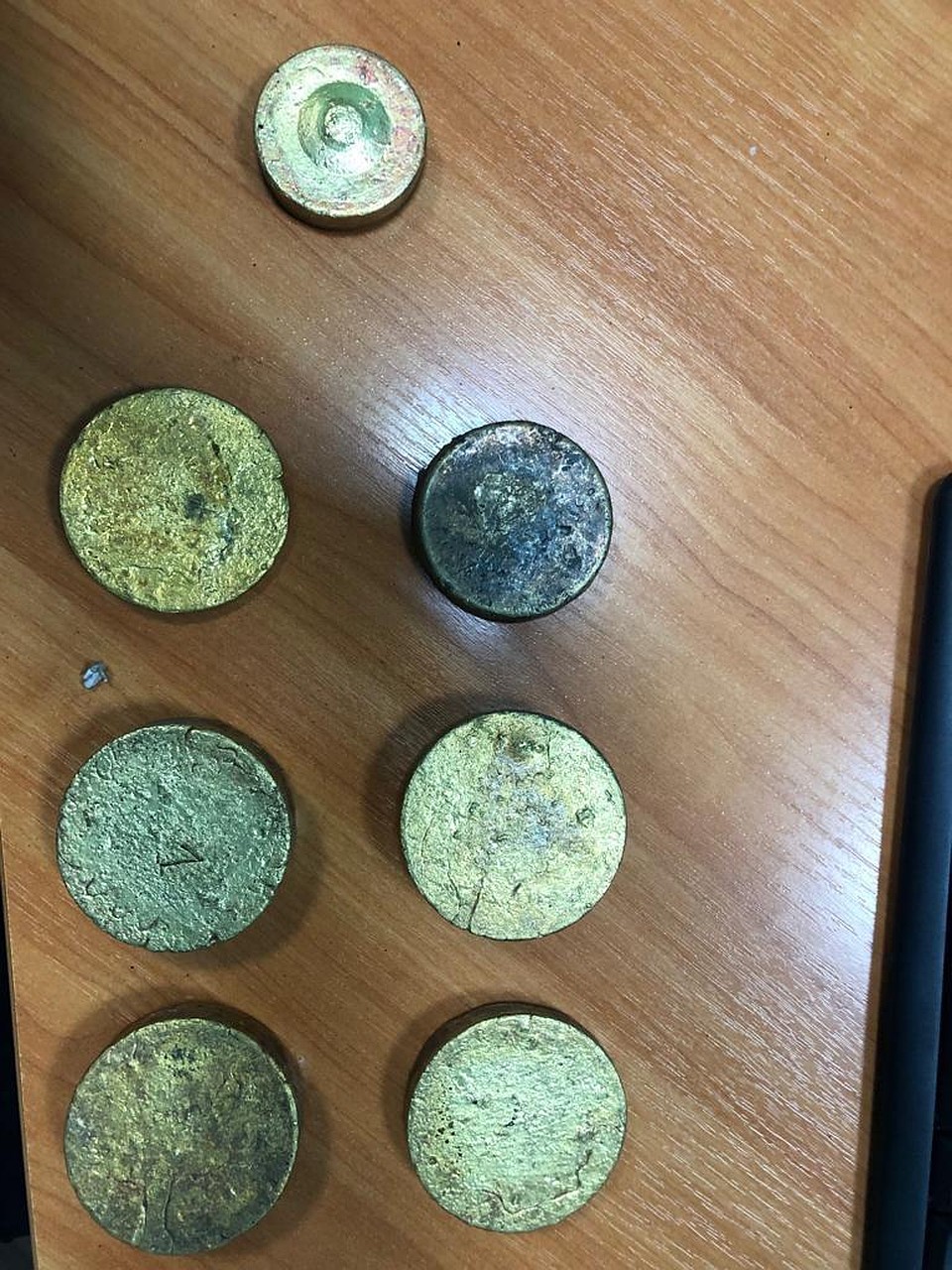 Общий вес слитков - 4,3 килограмма. Фото из материалов уголовного дела