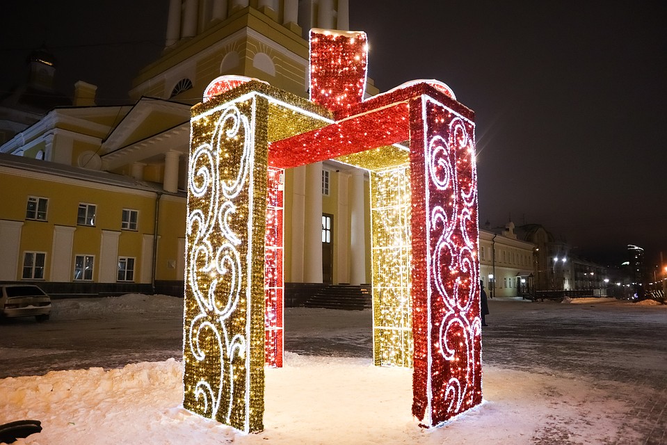 А еще там есть огромный светящийся подарок... Фото: Василий Вахрин