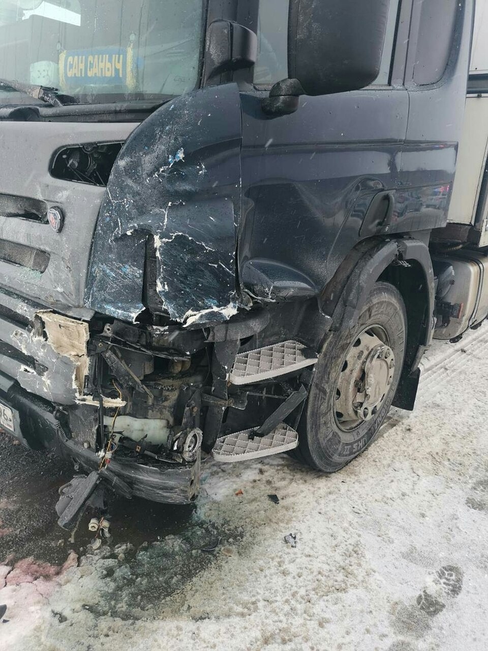 А у "Скании" всего лишь разбит бок. Фото: ГИБДД Челябинской области.