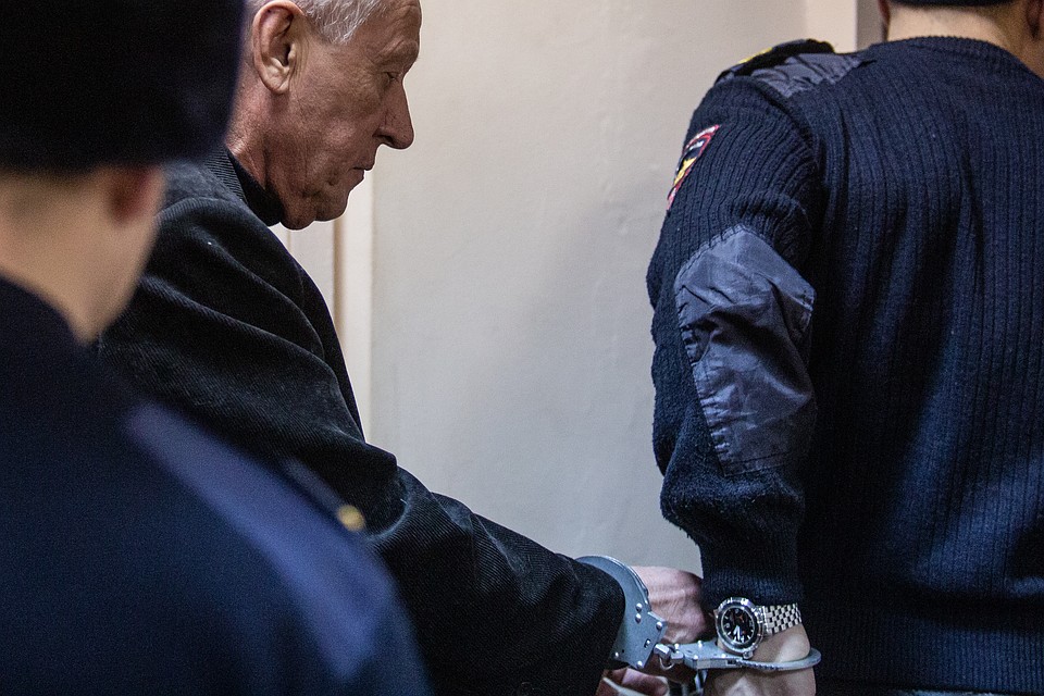 В зал и из зала подозреваемого вели в наручниках. Фото: Валерий ЗВОНАРЕВ