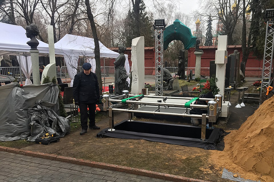 Работники ГБУ «Ритуал» завершали подготовку могилы, вырытой накануне Фото: Александр РОГОЗА