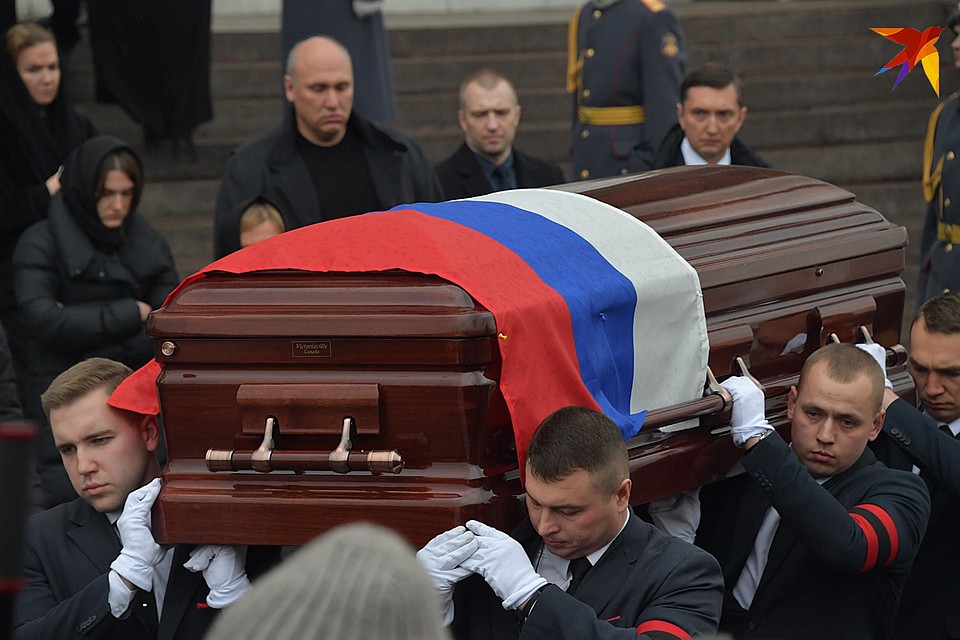 Юрия Лужкова похоронили под гимн России и залпы почетного караула Фото: Владимир ВЕЛЕНГУРИН