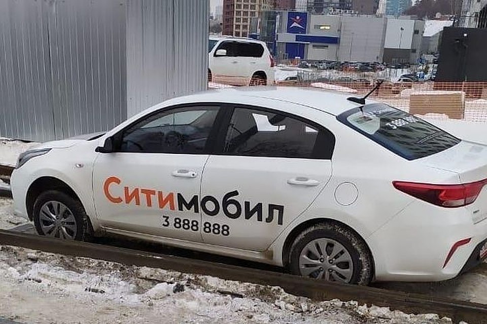 Трамвай пытался вытянуть авто, но тот в него врезался. Фото: «АСТ-54»