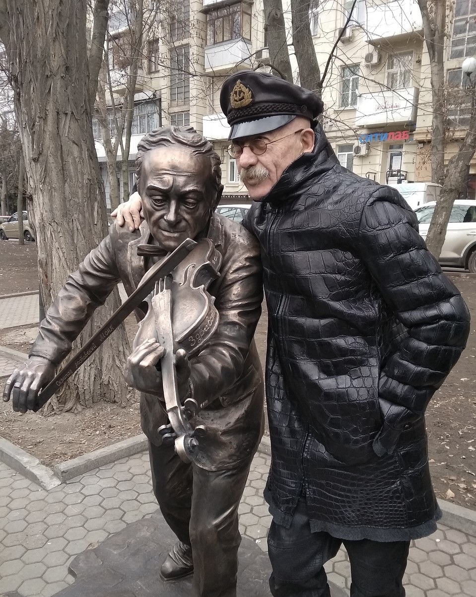 Певец приехал в донскую столицу с гастролями, но лично пришел на открытие скульптуры своего знакомого. Фото: ДОБРИЦКИЙ Владимир.