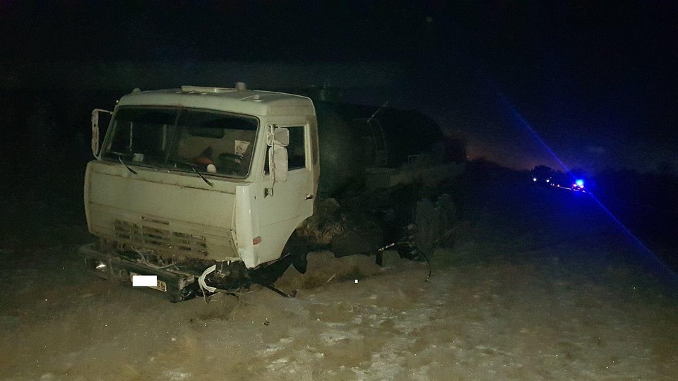 "КамАЗ" вылетел с дороги после ДТП с легковушкой Фото: ГУ МВД России по Самарской области