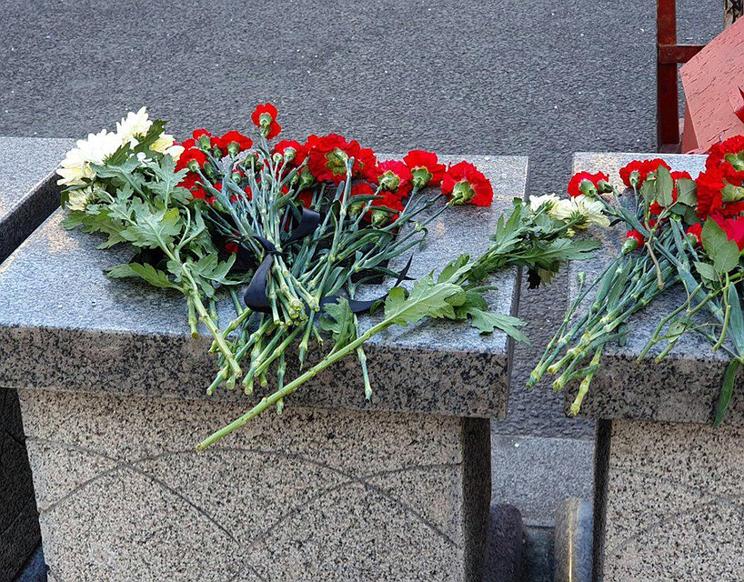 Цветы в память о погибшем в ходе перестрелки накануне сотруднике ФСБ появились около приемной спецслужбы на Лубянке Фото: Агентство городских новостей "Москва"