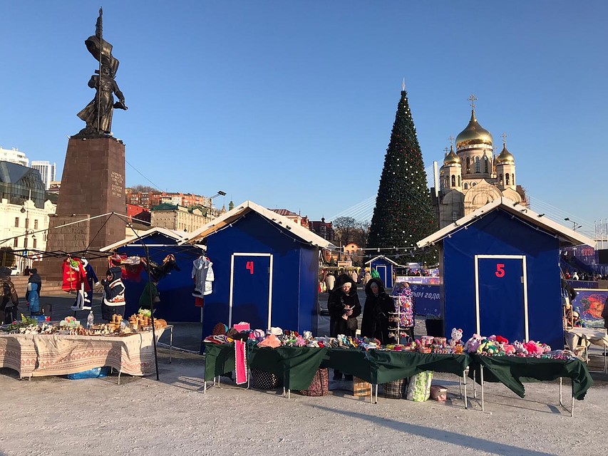 Работающих на площади людей происходящее не особо интересовало. Фото: Сергей Баланов
