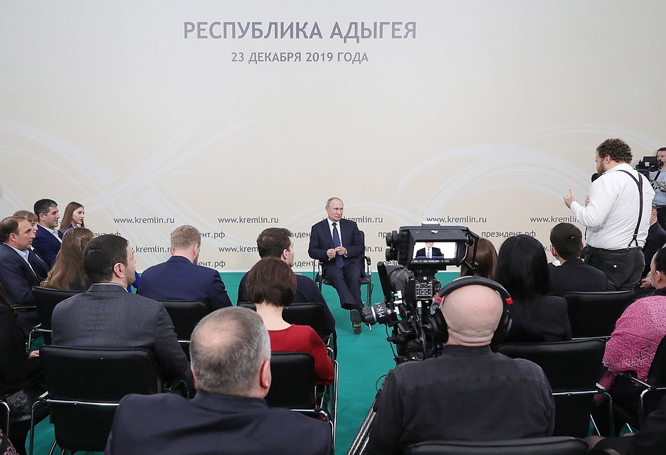 На совещании Владимира Путина с аграриями в Адыгее известный сыровар Олег Сирота пожаловался президенту на абсурдность ряда федеральных актов. Фото: Михаил Климентьев/пресс-служба президента РФ/ТАСС