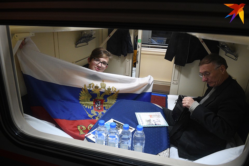 Поезд Москва-Симферополь отправился в Крым под песни, пляски и аплодисменты пассажиров Фото: Михаил ФРОЛОВ