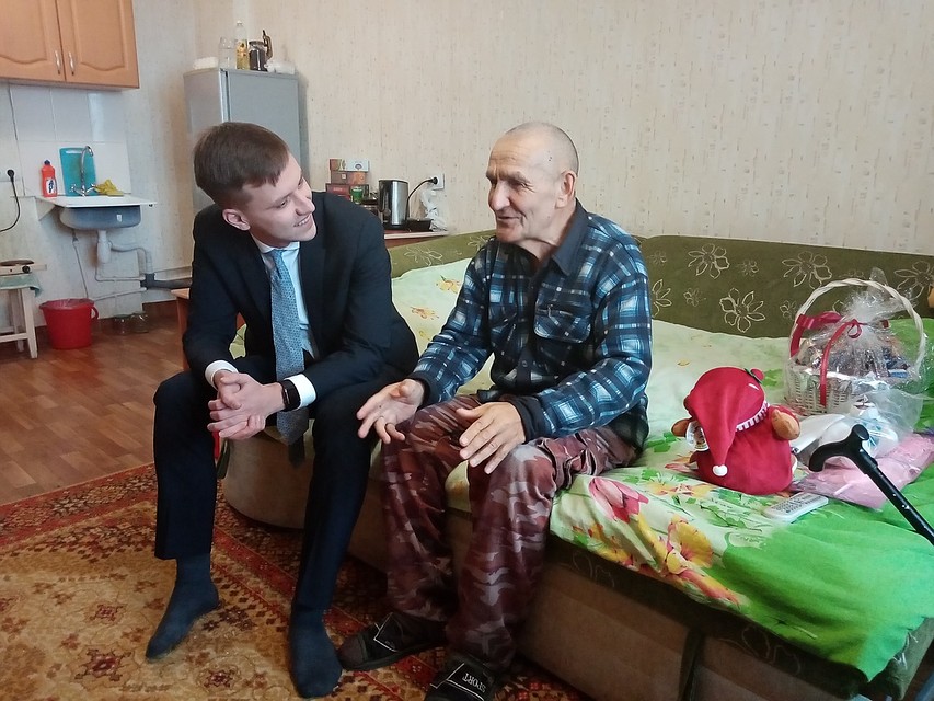 В гостях у Закия Мингалеевича журналист и депутат Заксобрания края Илья Зайцев, он вплотную занялся решением многих проблемных для семьи вопросов Фото: Елена СЕРЕБРОВСКАЯ