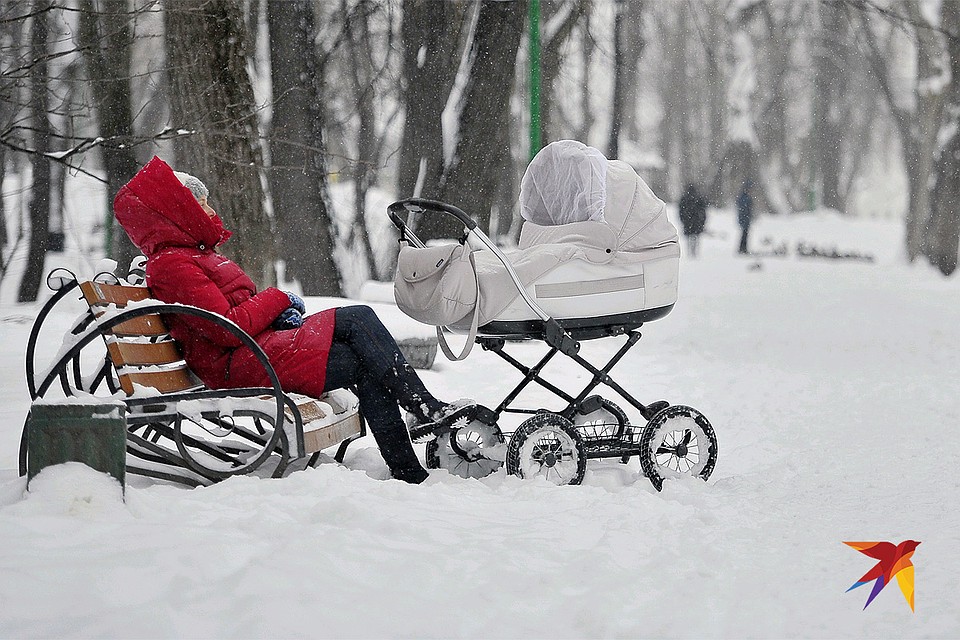Зимняя прогулка мамы с ребенком в парке Екатеринбурга. Фото: Алексей БУЛАТОВ