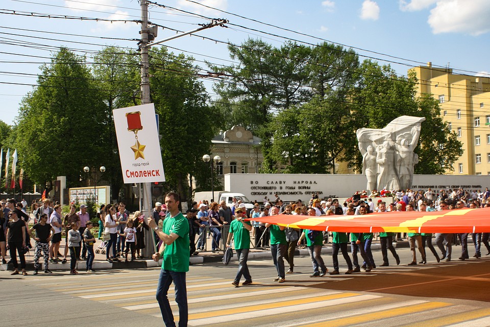 В День Победы 9 мая алое полотнище города-героя пронесли потомки ветеранов - лучшие сотрудники Группы компаний «Зеленый сад».