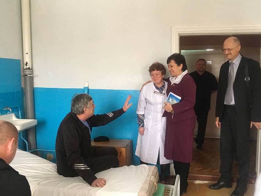 Руководитель Минздрава работает не только в кабинете, но и приезжает в больницы пообщаться с пациентами. Фото: МЗ ДНР