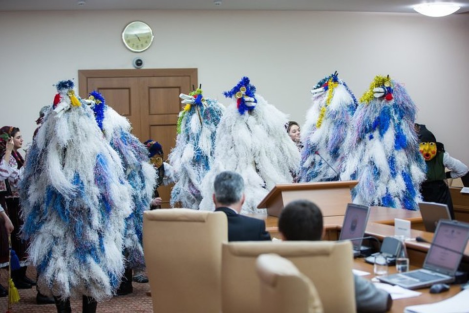 Вот такие колядующие посетили последнее заседание правительства. Фото: gov.md