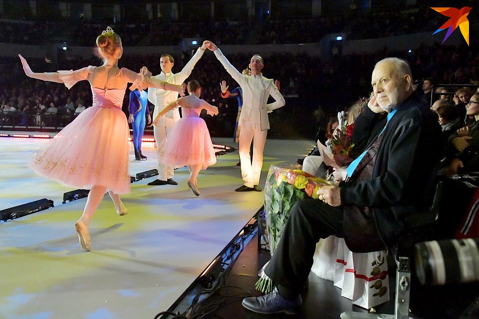 87-летний Бедрос Киркоров приготовил для продюсера шоу Яны Рудковской шикарный букет. Фото: Владимир ВЕЛЕНГУРИН