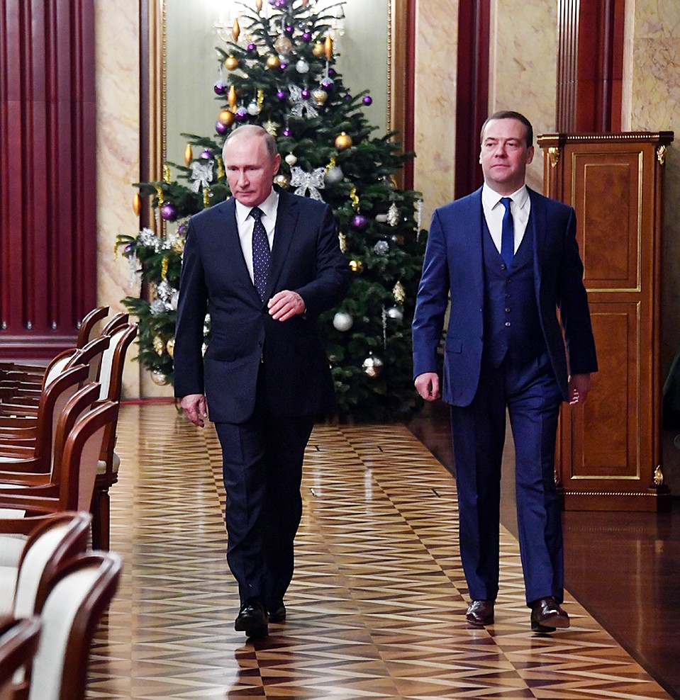 Столь же внимательны к мелочам Д. А. Медведев и В. В. Путин, причем по обычаю, искони заведенному, в своем внимании они играют роль злого и доброго следователей Фото: Владимир ВЕЛЕНГУРИН