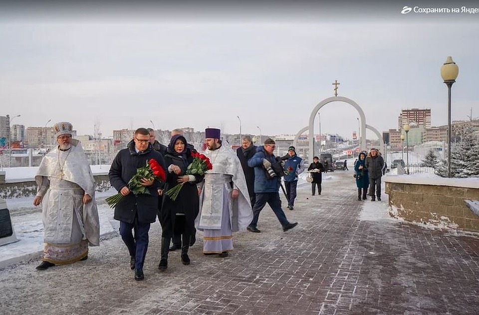 Губернатор возложил цветы к кресту в память о погибших. Фото: Ульяна УШАКОВА