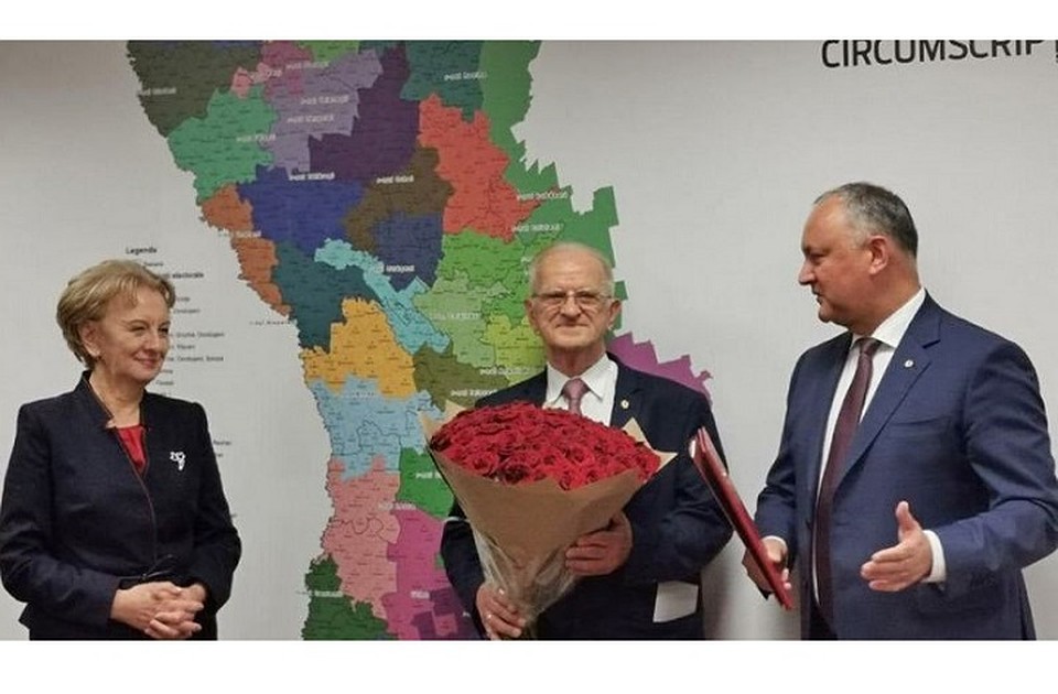 Эдуарда Смирнова поздравляют с юбилеем президент Молдовы и спикер парламента. Фото: aif.md