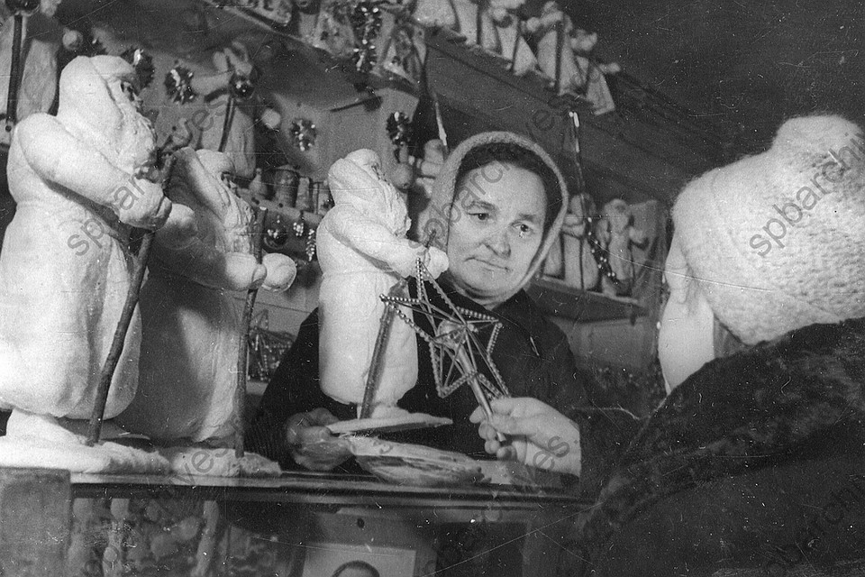 Продавщица отдела игрушек одного из магазинов Ленпромторга. 1942 г., Ленинград. Автор: Федосеев В. Г. ФОТО: ЦГАКФФД СПб