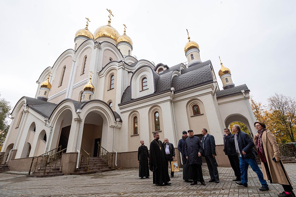 Член комитета Госдумы РФ по транспорту и строительству Владимир Ресин (в центре) во время посещения недавно построенного храма Матроны Московской на улице Софьи Ковалевской. Фото: Михаил ФРОЛОВ