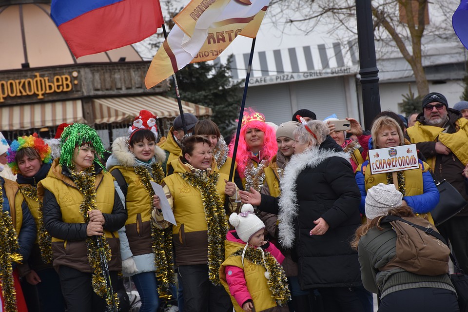 Люди пришли на заплыв в тематических костюмах Фото: София ЯКУБОВА