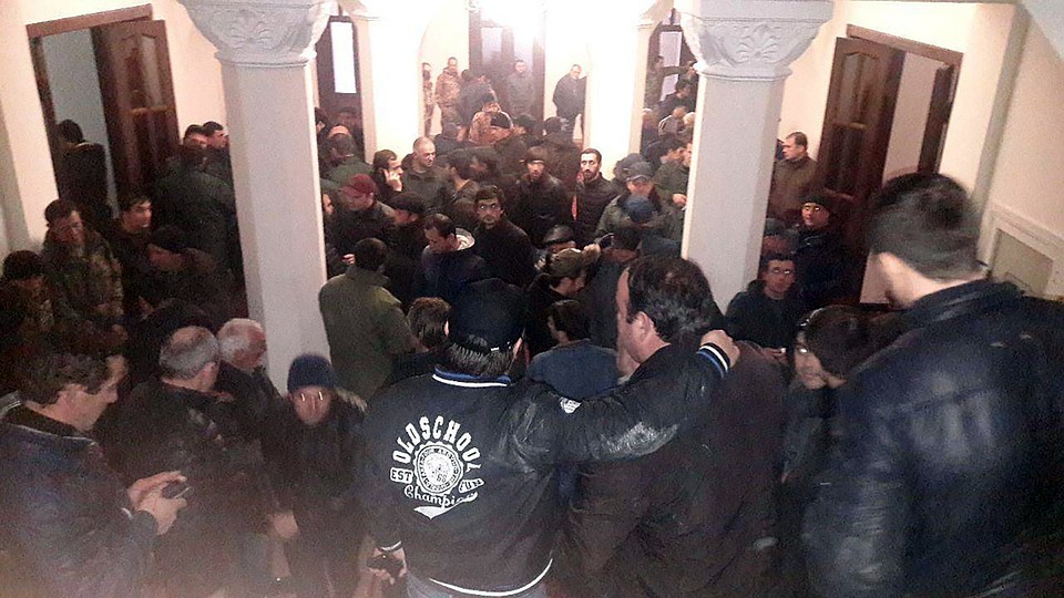 На кадрах прекрасно видно, что толпа ходит по коридору здания. Фото: Анжела Кучуберия/ТАСС
