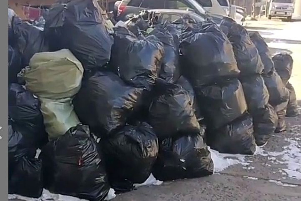 Мусорные кучи у входа в подъезд в Первомайском районе Владивостока. Фото: dpskontrol125rus