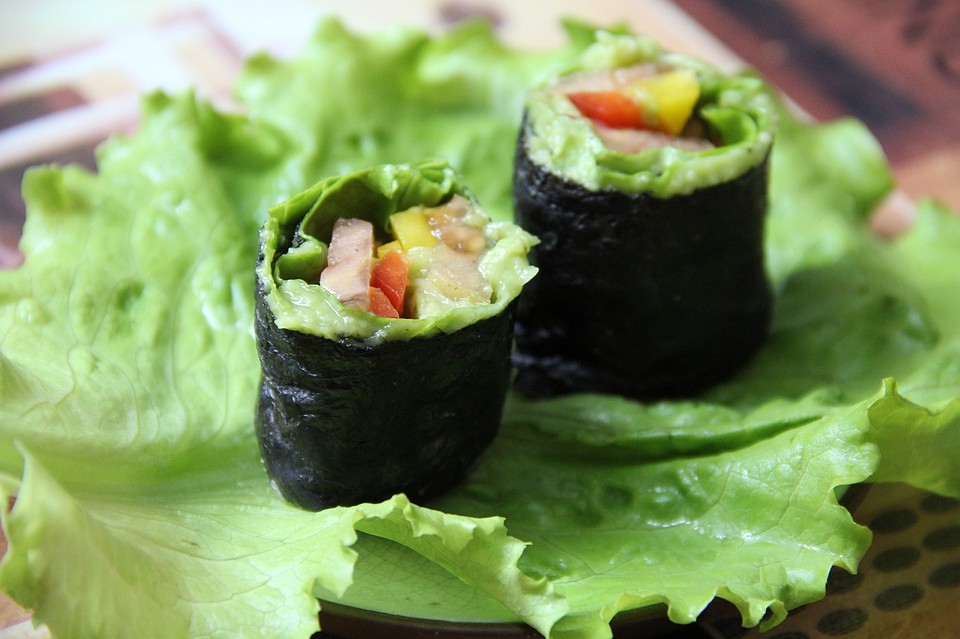 Суши по-декабрьски станут вкусным украшением стола. Фото: Алекс Седельников