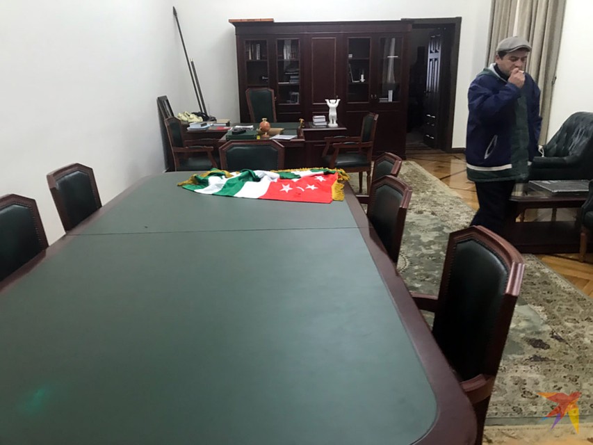 Разграбленный кабинет президента. Фото: Владимир ВОРСОБИН