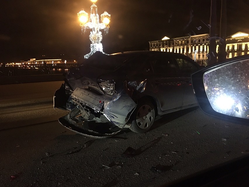 Одну из иномарок помяло сильнее всего. Фото: vk.com/spb_today