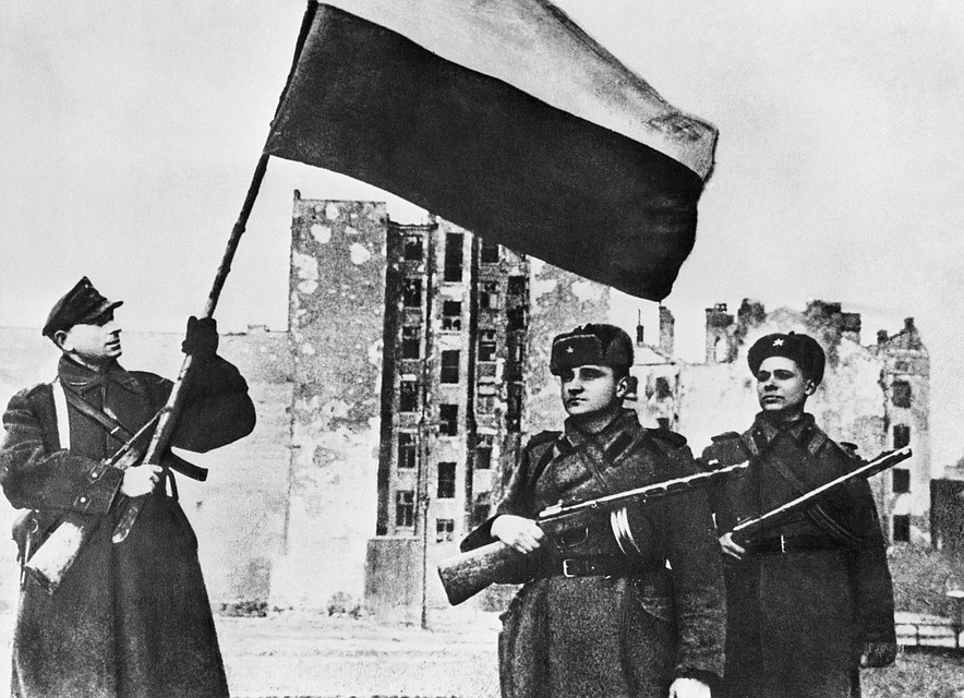Январь 1945 года. Варшава, польский флаг в освобожденном городе. /Фотохроника ТАСС/
