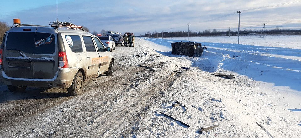 От удара автобус перевернулся в кювет Фото: ГИБДД по Тюменской области