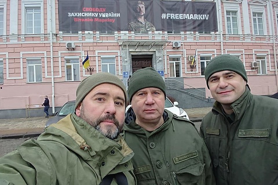 Богдан Матковский (справа) вместе с Андреем Антонищаком (в центре) запечатлелись на фоне баннера в защиту Маркива 10 января во время акции в Киеве. Фото: Фото: Фейсбук/Богдан Матковский