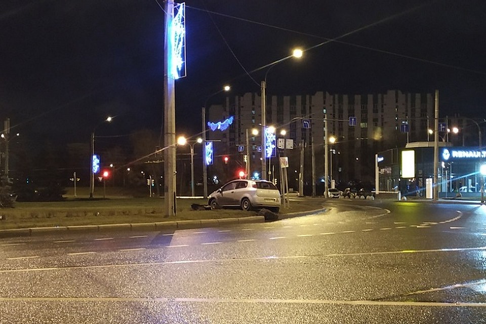 А на Кронштадтской площади нашелся другой "сбитый летчик". Фото: vk.com/spb_today