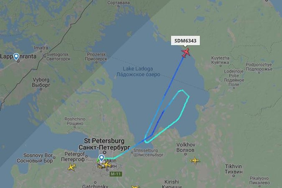 Пока самолет делал петлю над Ладожским озером, в салоне нарастала паника. Фото: flightradar24.com