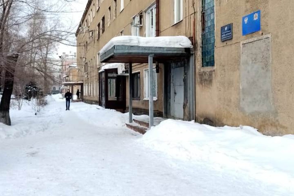 Здание суда, где из-за конфликта соседей погиб судебный пристав. Фото: Галина ШЕЛГАЧЕВА