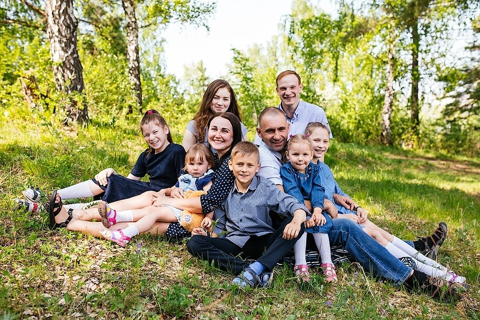 Семья Алены и Вадима Барсуковых, пока без восьмого малыша, который родился несколько недель назад. Фото из личного архива