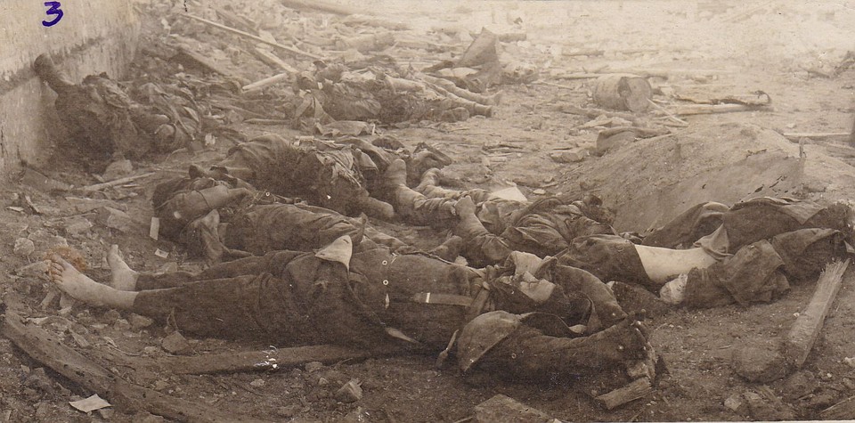 ФОТО: archive.pskov.ru. На обороте надпись автора: «У крепости В. Луки. 1943 год. Немцы, получившие жизненное пространство».