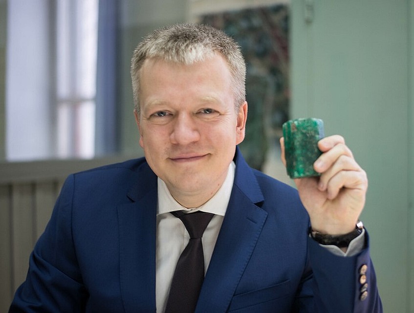 Найденный изумруд в руках у генерального директора «Мариинского прииска» Евгения Василевского. Фото: пресс-служба «Мариинского прииска»
