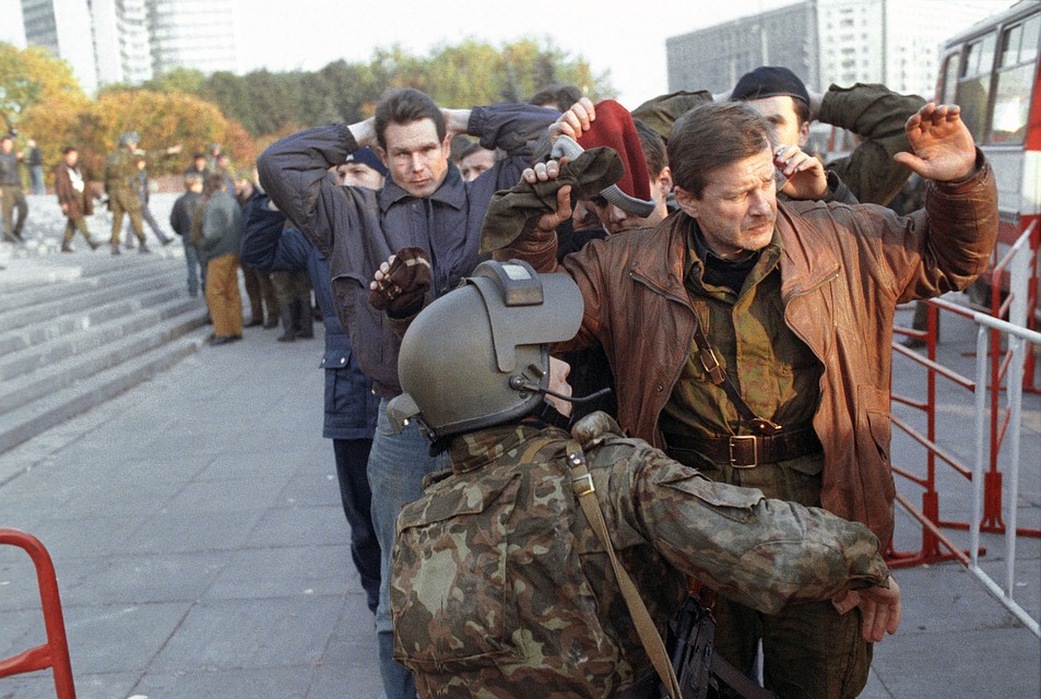 1993 год. Сдавшиеся мятежники покидают Белый дом. Фото Олега Власова /ИТАР-ТАСС/