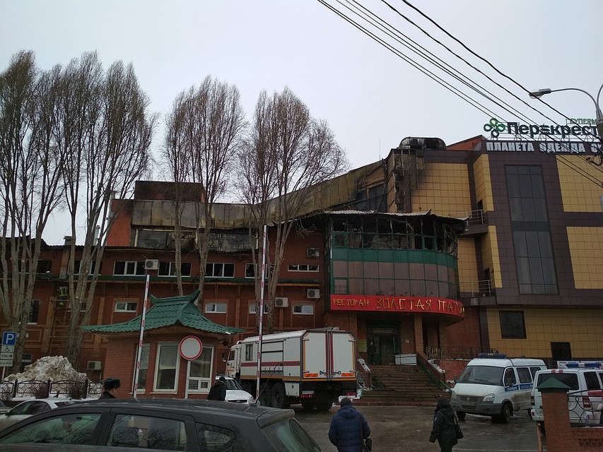 Утром следующего дня пожарные продолжают разбирать завалы. Фото: Ольга НОВИКОВА