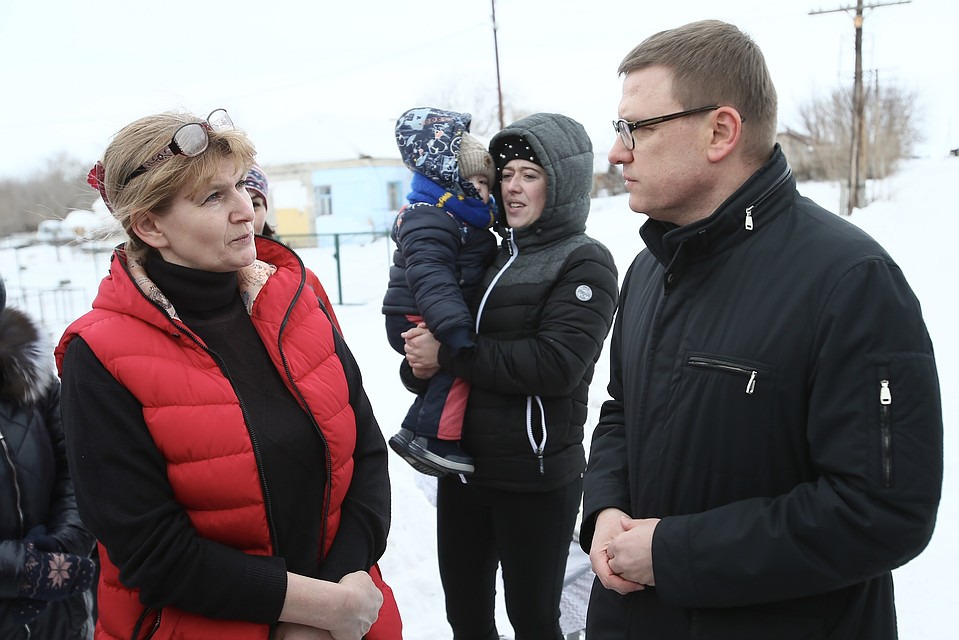 Последний "разворот" также произошел во время поездки в Кизильский район. Глава региона пообщался с местными жителями у школы. Фото: пресс-служба губернатора Челябинской области