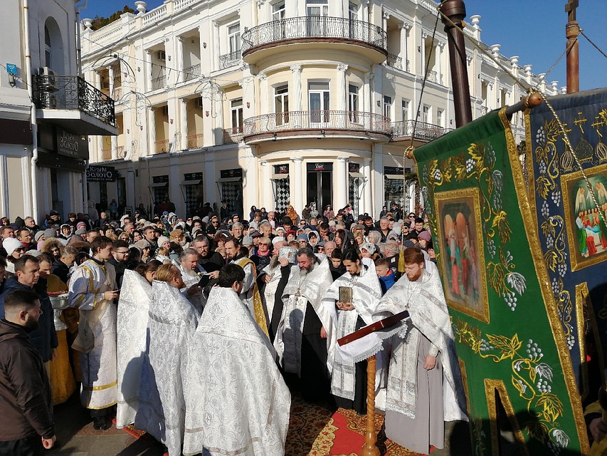 Молебен об удачном курортном сезоне прошел на набережной Фото: Галина КОВАЛЕНКО