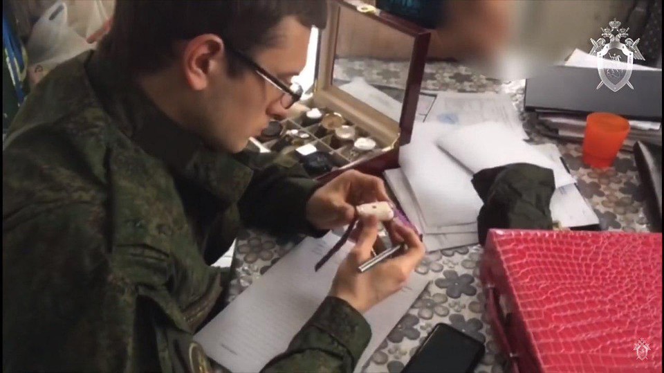 Силовики на обыске в квартире 33-летнего гаишника. Фото: СУ СК РФ по Краснодарскому краю.