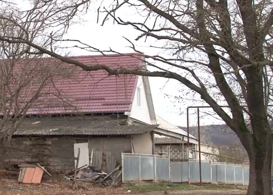 В Нижнебаканской больше 10 домов, оказавшихся в охранной зоне. Фото: телеканал "Электрон".