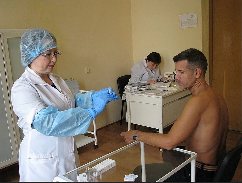 Каждый день на горячую линию Министерства здравоохранения звонят около 50 человек Фото: Роман ПОБЕРЕЖНЮК