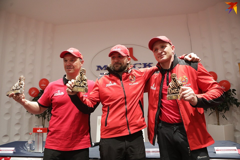 Бронзовый экипаж «МАЗ-СПОРТ-авто» с призами: пилот Сергей Вязович (слева), штурман Павел Гаранин (в центре), механик Антон Запорощенко (справа). Фото: Святослав ЗОРКИЙ
